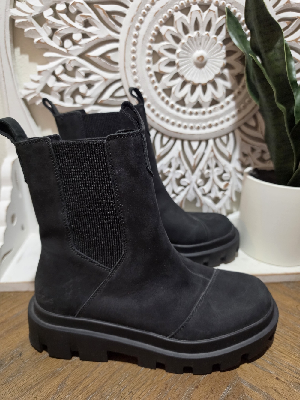 Toms Black Chelsea Lug Sole Boots - Womens Size 7 - Picture 4 of 7